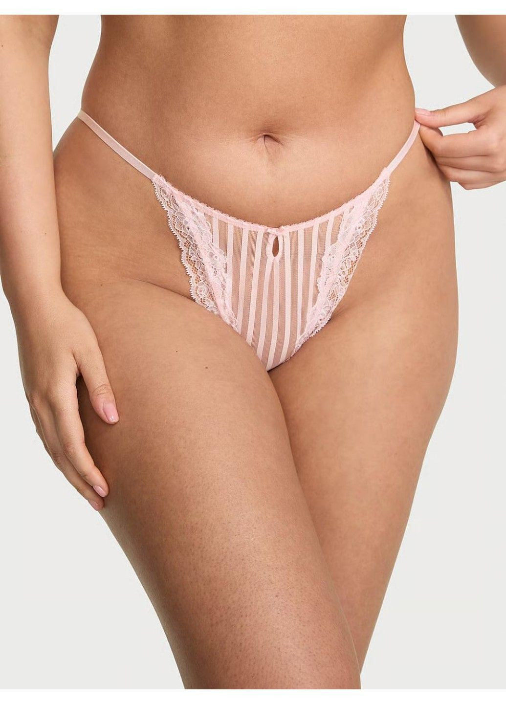Трусики-стринги жіночі мереживні Lacie Sheer Heritage String Thong Panty пудрові Victoria's Secret (362556082)