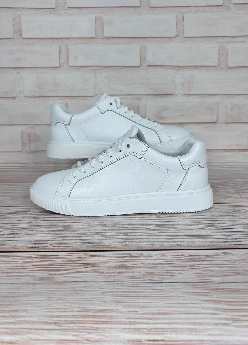 Белые демисезонные мужские кроссовки белые низкие демисезонные кроссовки кожаные на плоской подошве для прогулок Clubshoes