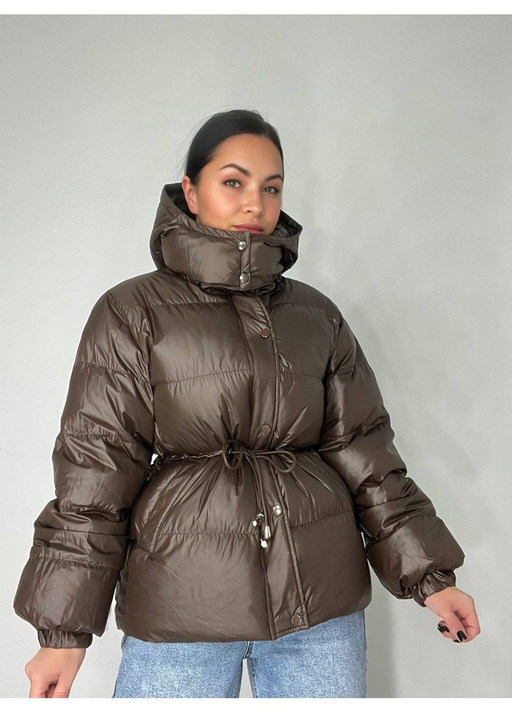 Коричневая демисезонная куртка женская 2401 глянцевая удлиненная с капюшоном пояс шнурок коричневый Fashion