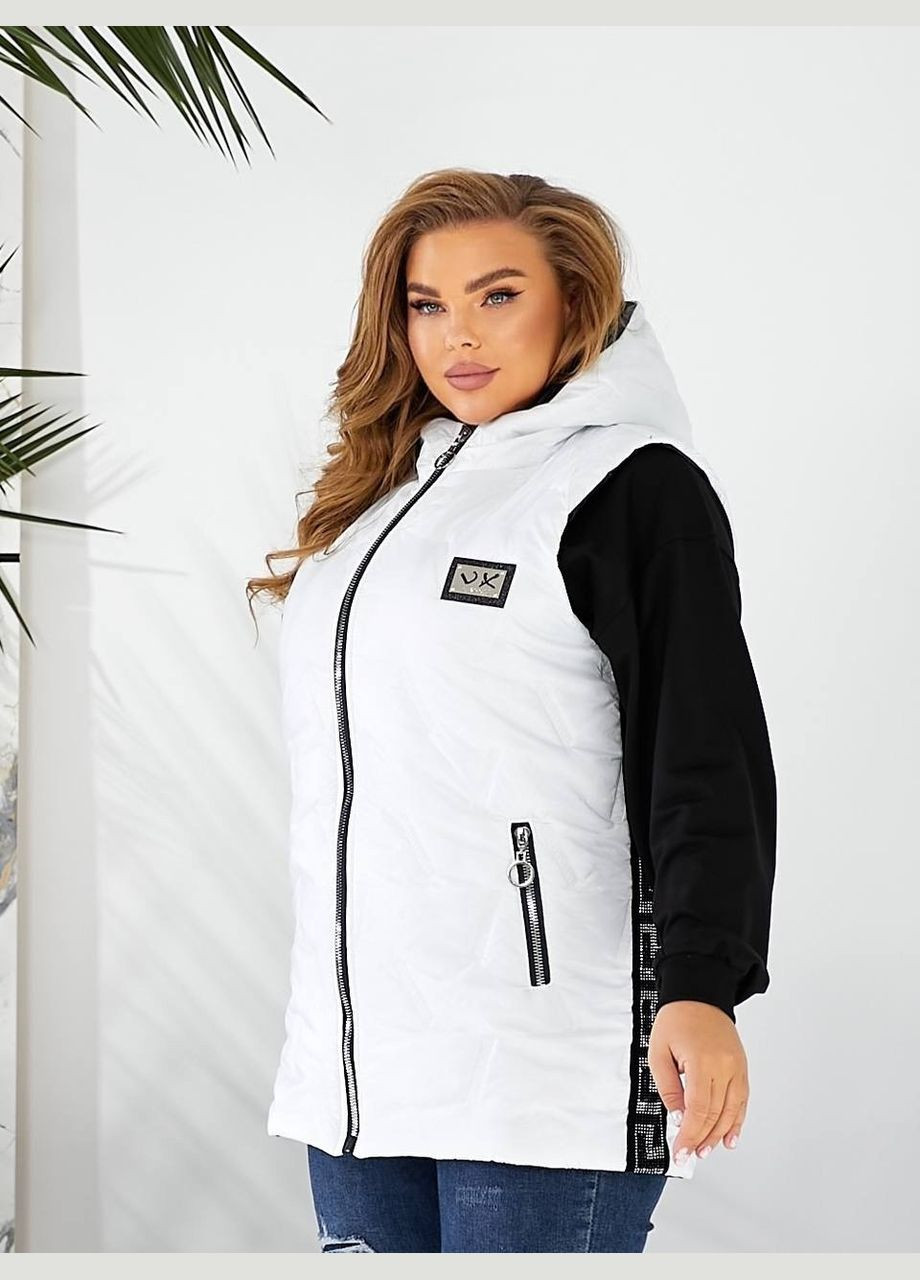 Женская удлиненная жилетка батал белая безрукавка с капюшоном и стразами на молнии Viki Жилет (316111606)