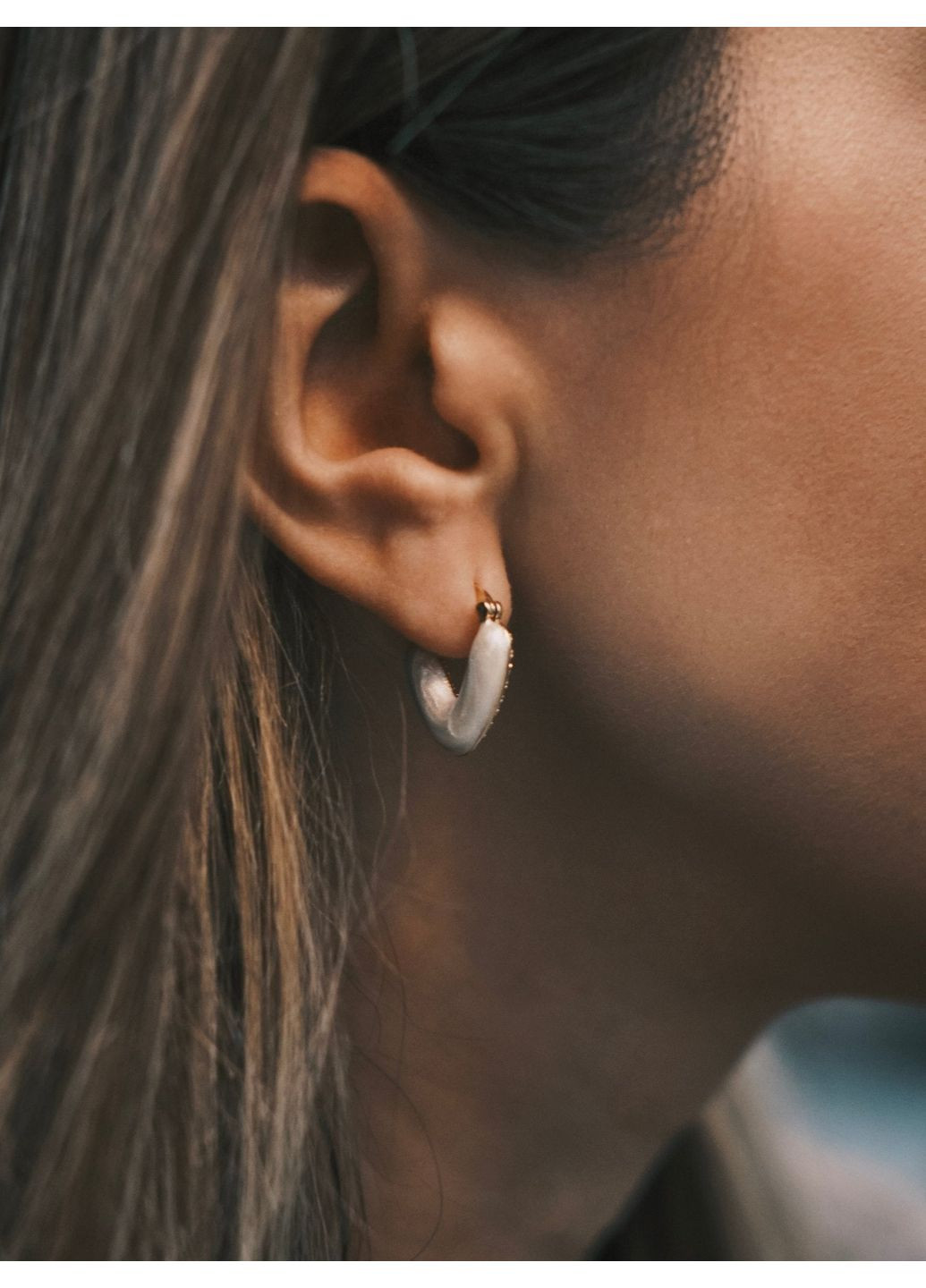 Двосторонні сережки-гачки Серця з фіанітами та перламутровою смолою, 18k позолота No Brand (371784385)