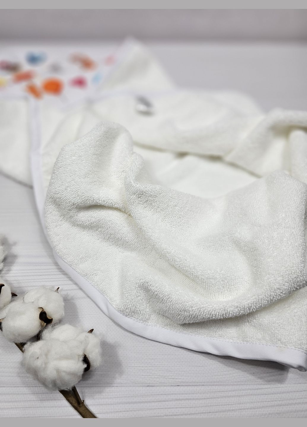 Полотенце уголок a.l.babybox Лисички на шариках 80х80 Белое No Brand белый