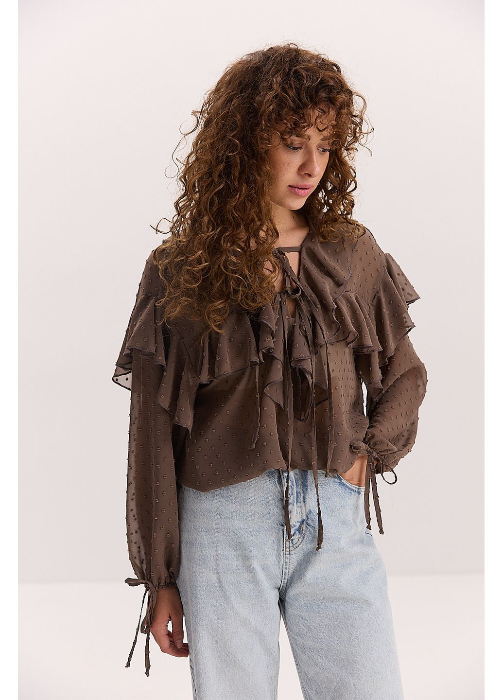 Коричнева шифонова блуза з відкладним коміром і рюшами шоколадна в крапки Arjen