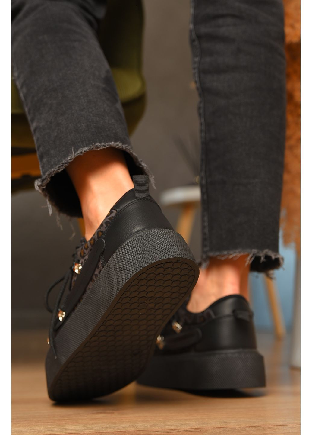 Кроссовки женские черного цвета на шнуровке Let's Shop чёрные демисезоны (364117580)