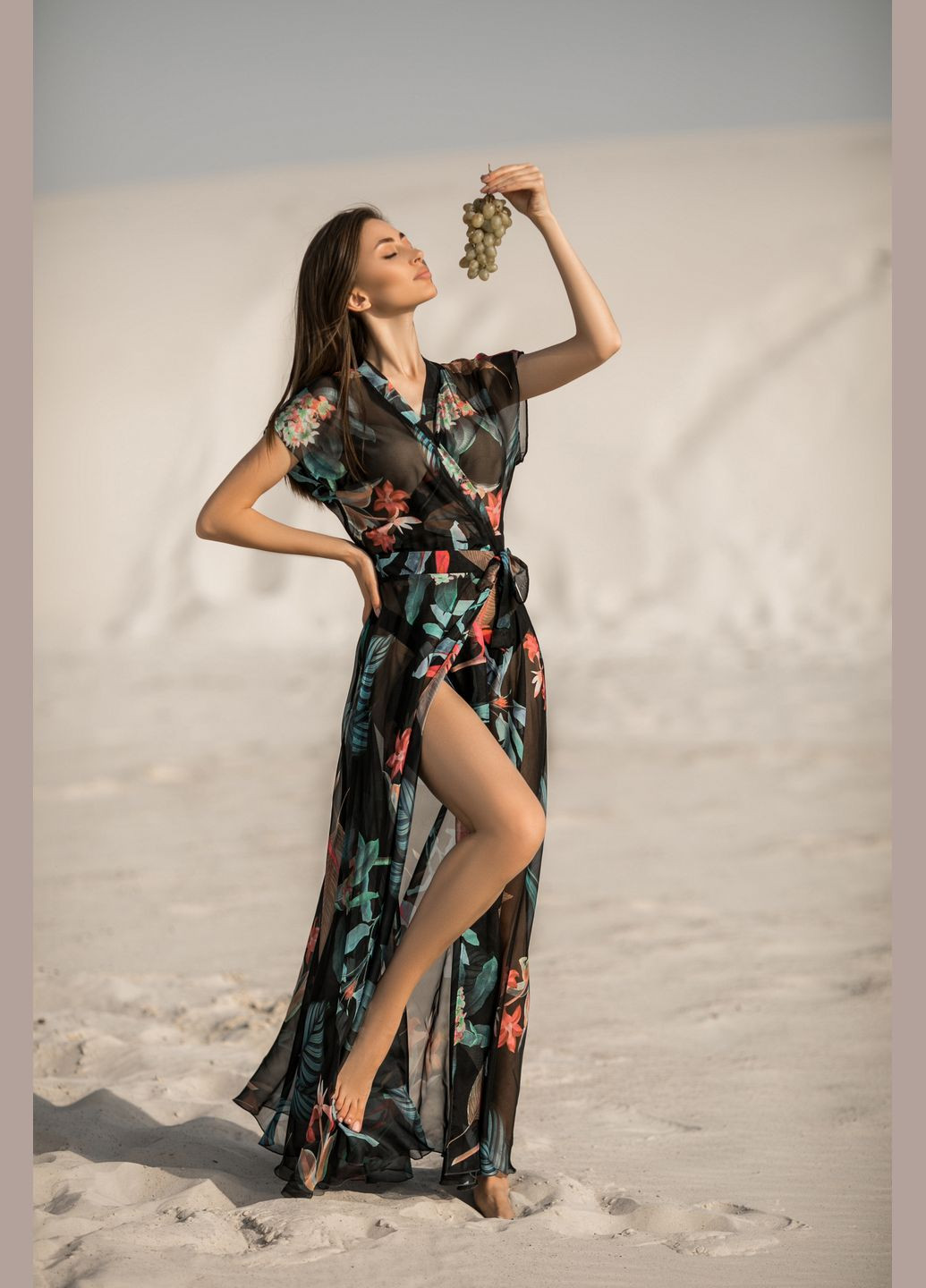 Комбінована пляжна елегантна довга пляжна сукня зі шифону з тропічним візерунком. ORA з квітковим принтом