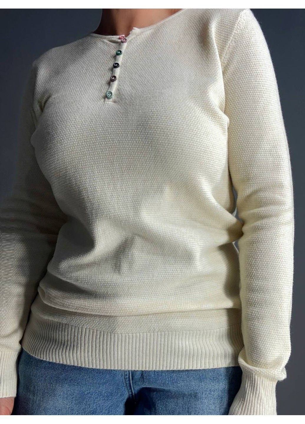 Молочний демісезонний светр жіночий a-n 02493 букле з ґудзиками тонкий і теплий базовий No Brand