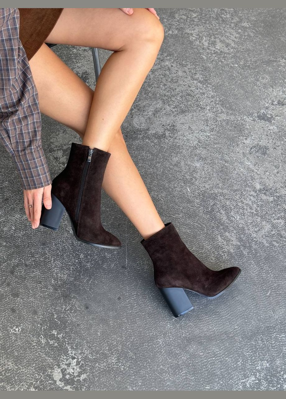 Коричневые зимняя женские стильные зимние шоколадные ботильоны на каблуке натуральная замша. No Brand