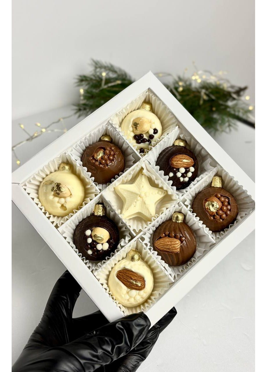 Шоколадні цукерки у формі новорічних іграшок - подарунковий набір цукерок 9 шт на Новий рік No Brand (369386731)