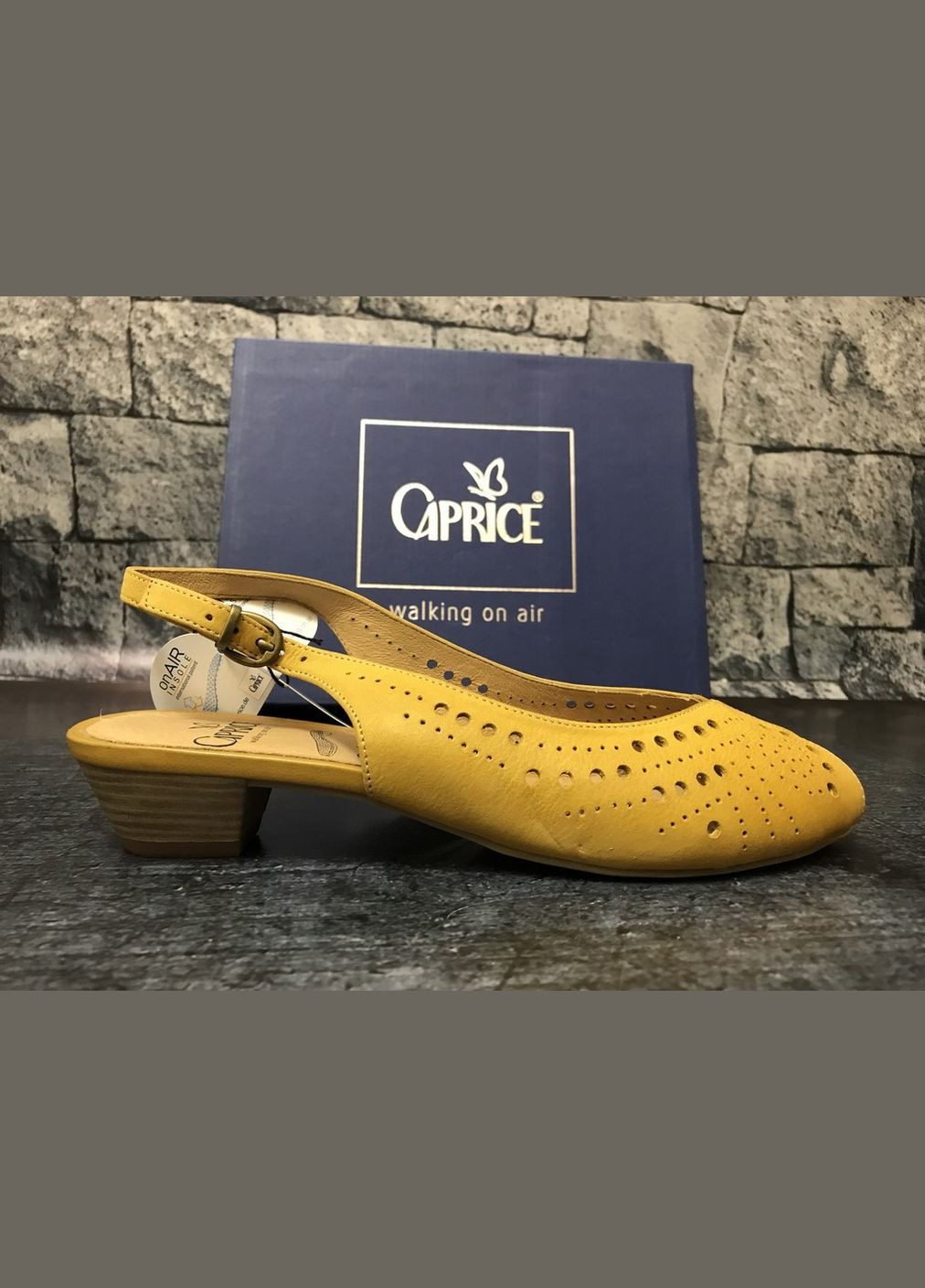Горчичные женские натуральные босоножки на каблуке в желтом цвете,, германия. Caprice с ремешком с перфорацией