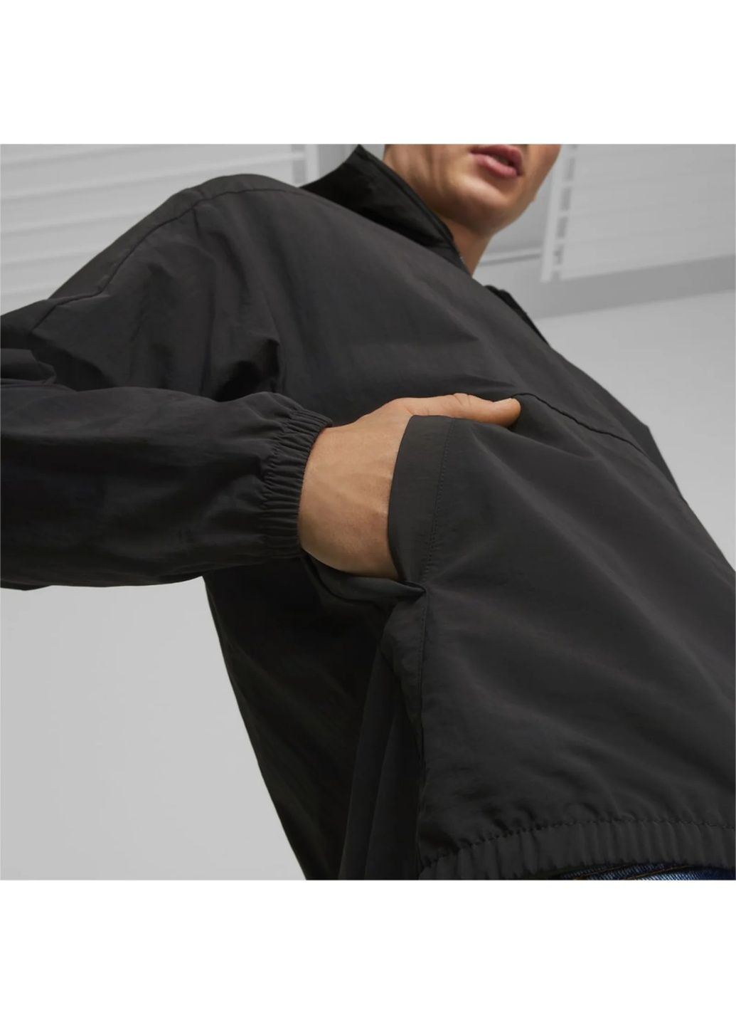 Чорна вітровка чоловіча hooded windbreaker jacket black 675387-01 Puma