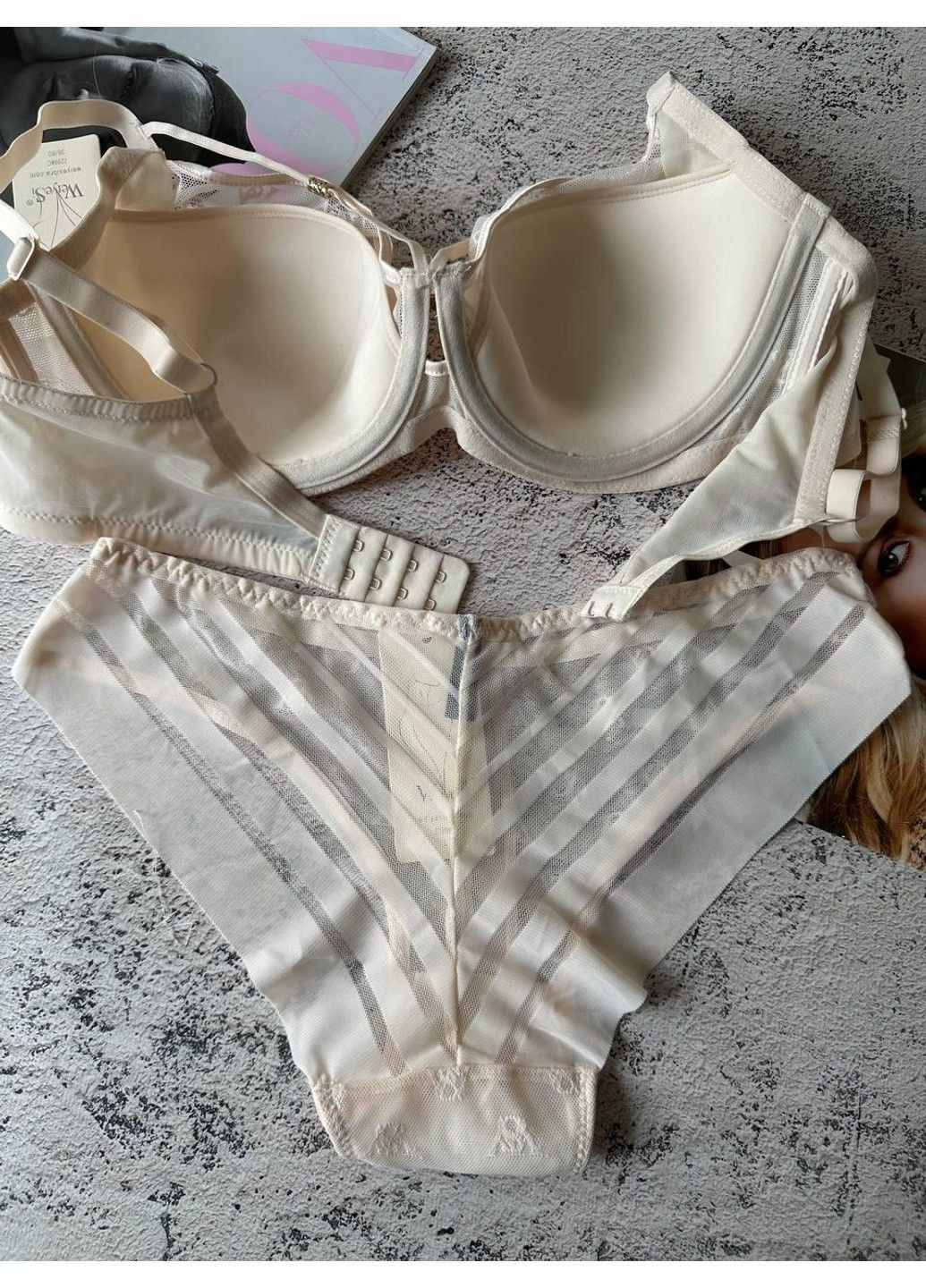 Бежевий жіноча нижня білизна на 3 розмір грудей з портупеєю, трусики та бюстгальтер комплект бежевий Weiyesi