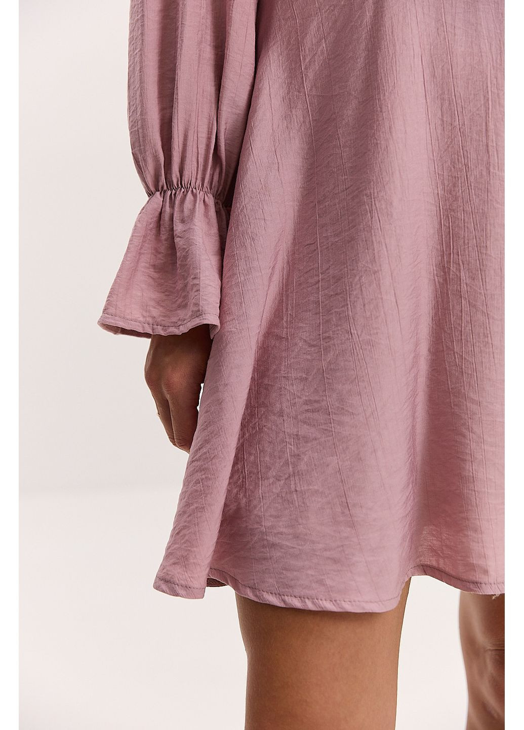 Рожева коротке плаття з довгими рукавами і відкладним коміром Arjen