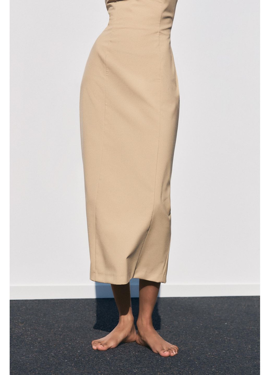 Бежева сукня середньої довжини в дрібну смужку Zara