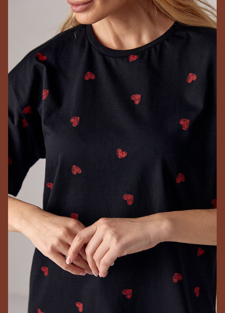 Черная летняя женская футболка украшена сердечками - черный Lurex