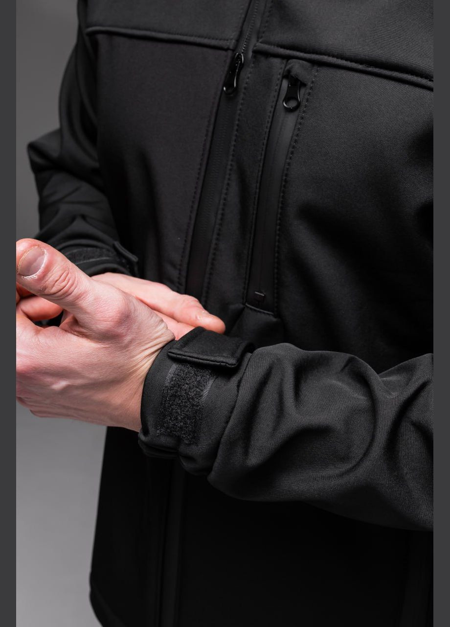 Черная демисезонная куртка на флисе softshell водоотталкивающий плотный материал No Brand