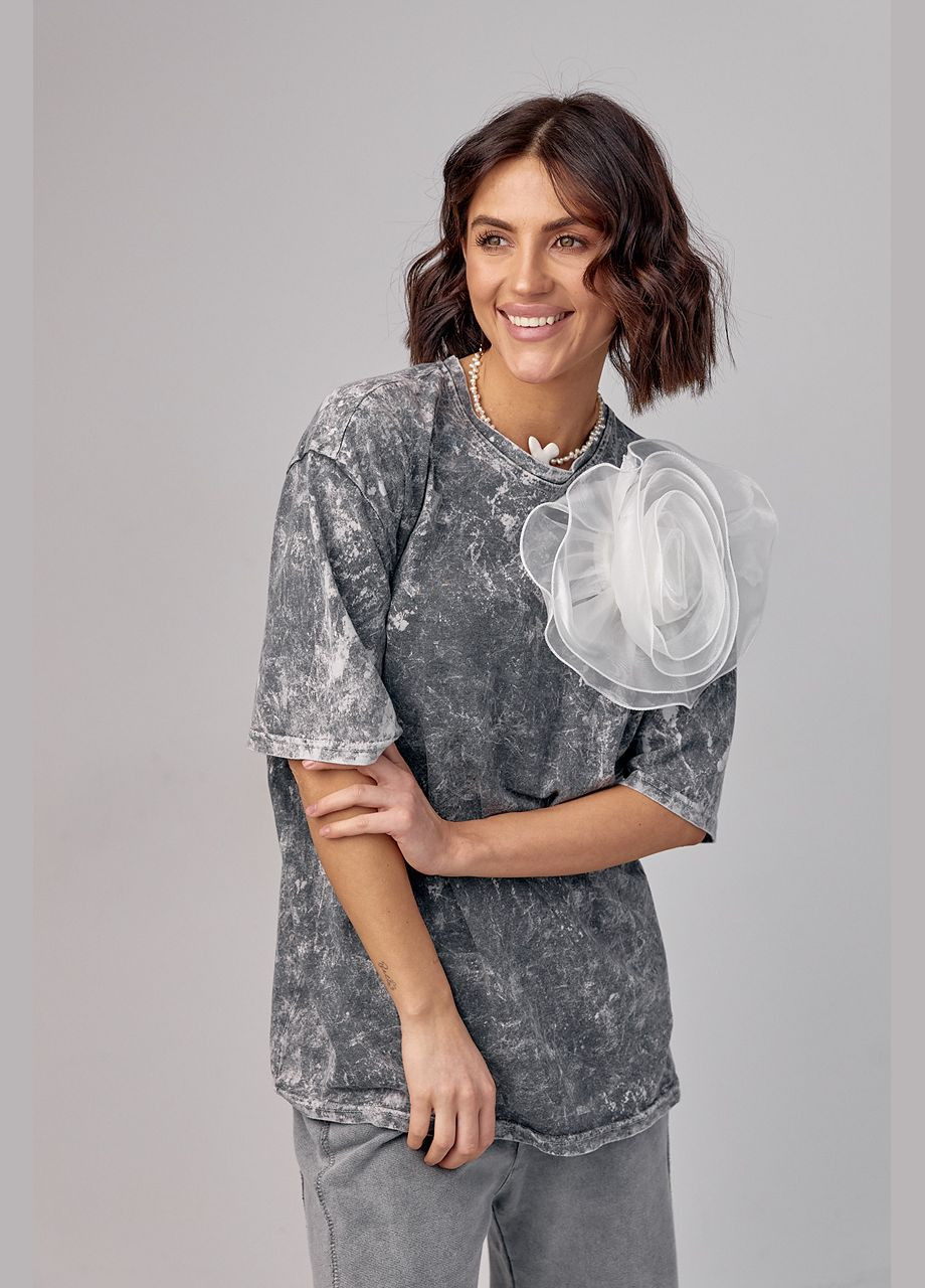 Сіра літня жіноча футболка з великою об'ємною квіткою Lurex