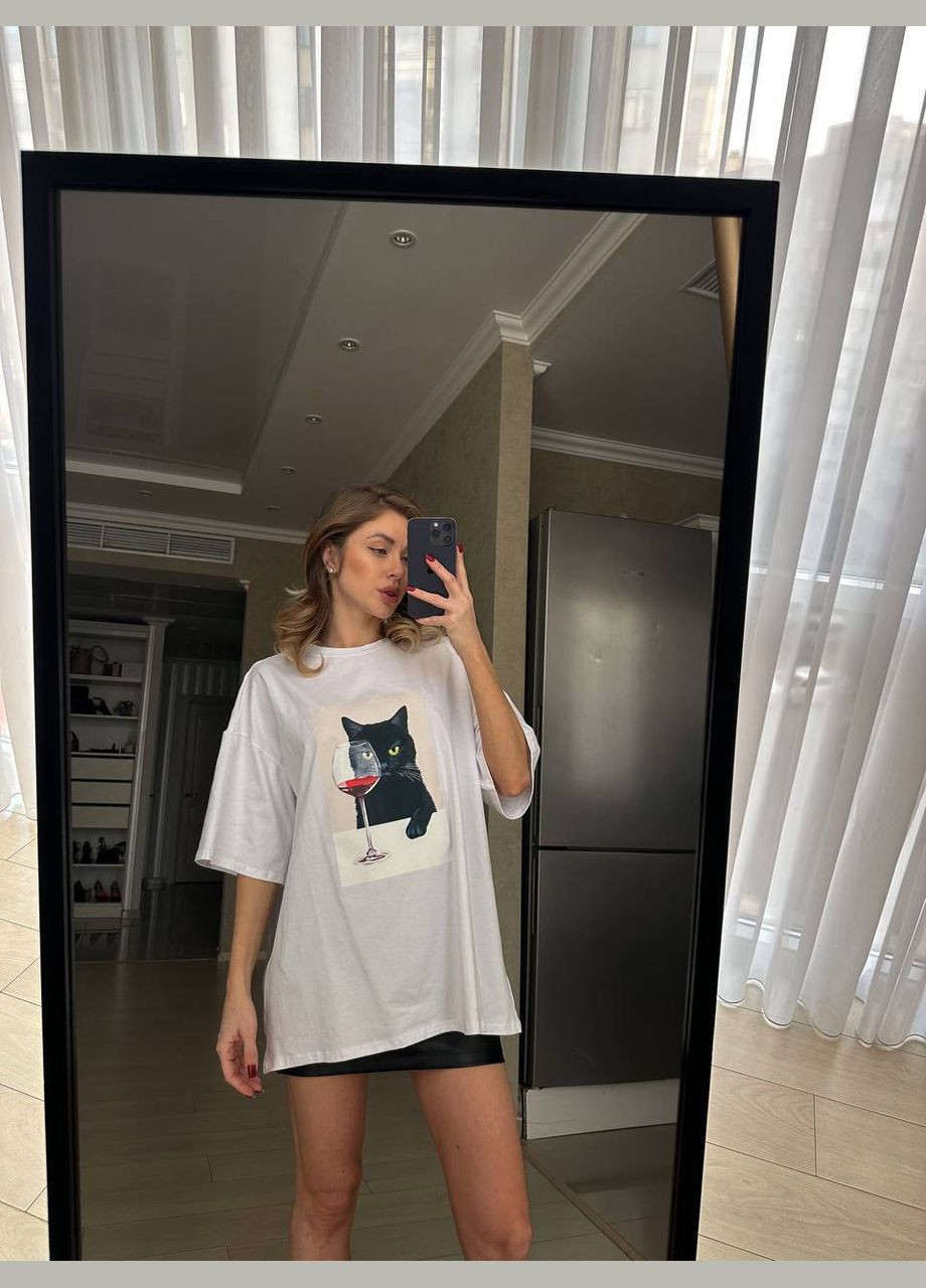 Шикарна біла oversize футболка з якісного куліра з накатом котика з келихом вина, приємна до тіла повсякденна футболка No Brand 308-1 - (291622344)