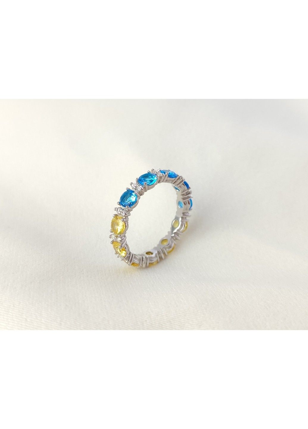 Серебряное кольцо с фианитами цвета украинского флага 17,5р UMAX (291018304)