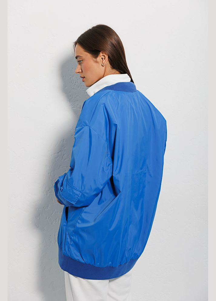 Удлиненная женская ветровка светло-бежевая с карманом на рукаве Arjen (294907284}