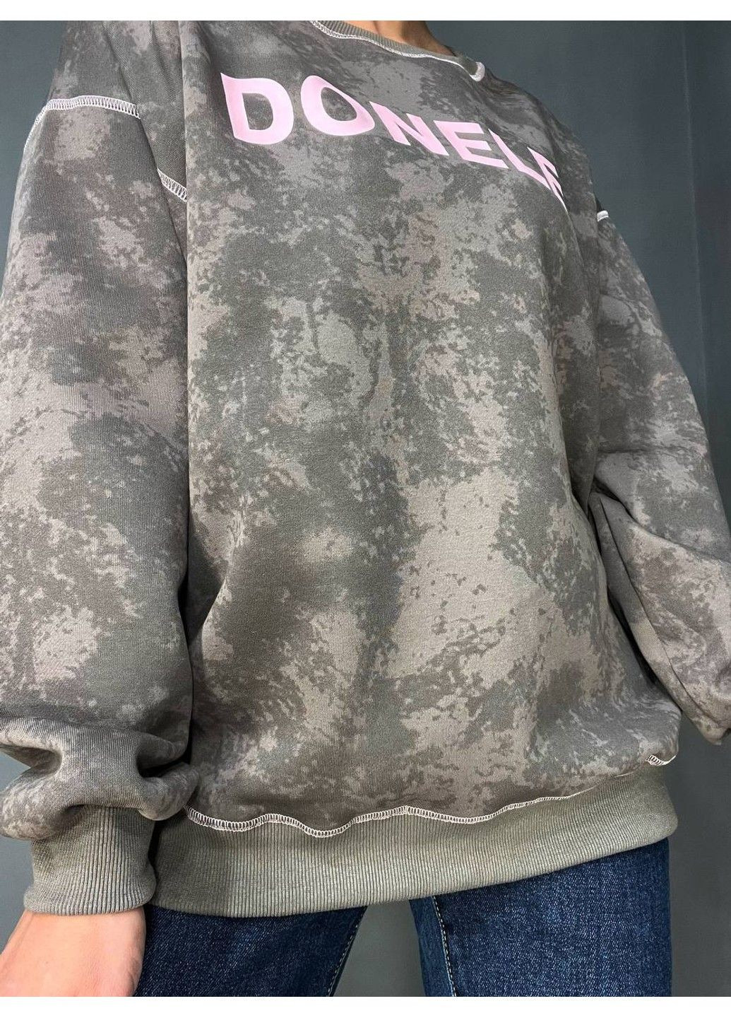 Темно-коричневый свитшот женский joy one 1732 удлиненный оверсайз вареный тай-дай с надписью doneles one size (316111377)