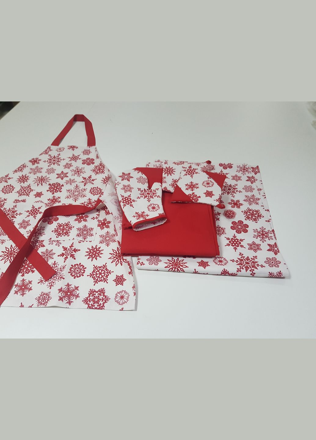 Комплект для сервировки Новогодний скатерть, раннер, фартух, прихватки 2шт молочный с красным (10_3с) Firanka New Year (331770702)