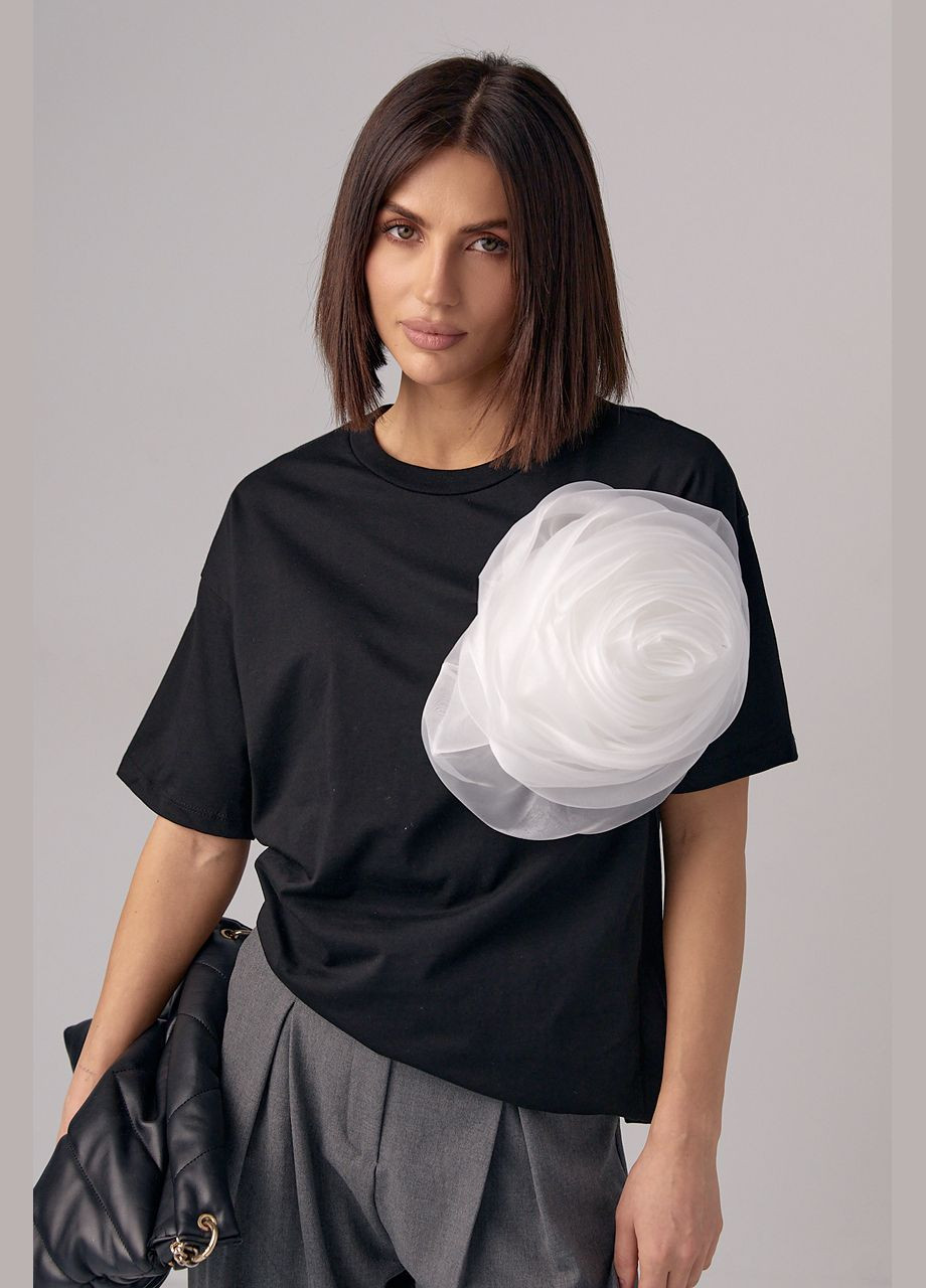 Чорна літня жіноча футболка з великою об'ємною квіткою - біла Lurex