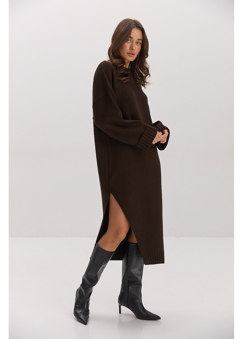 Темно-коричнева в'язане плаття міді темно-шоколадне з високим розрізом збоку Arjen