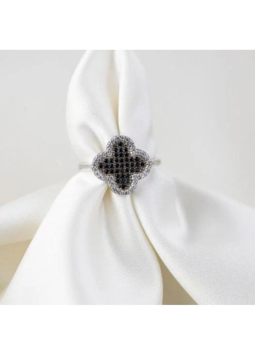 Серебряное кольцо с черно-белыми камнями Клевер 16р UMAX (291018315)