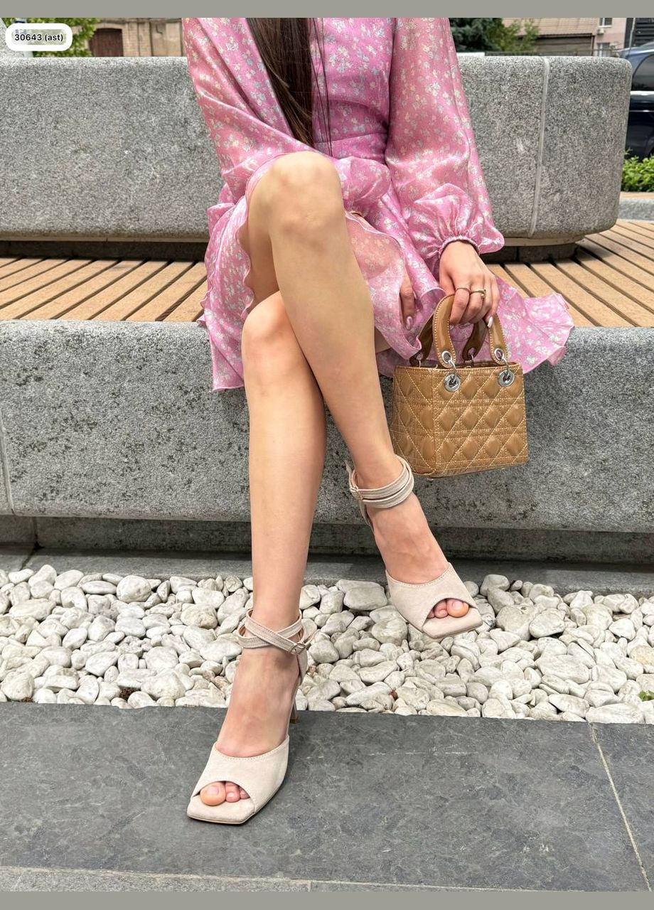 Бежевые босоножки женские замшевые бежевые с переплетением No Brand без застежки с пряжкой