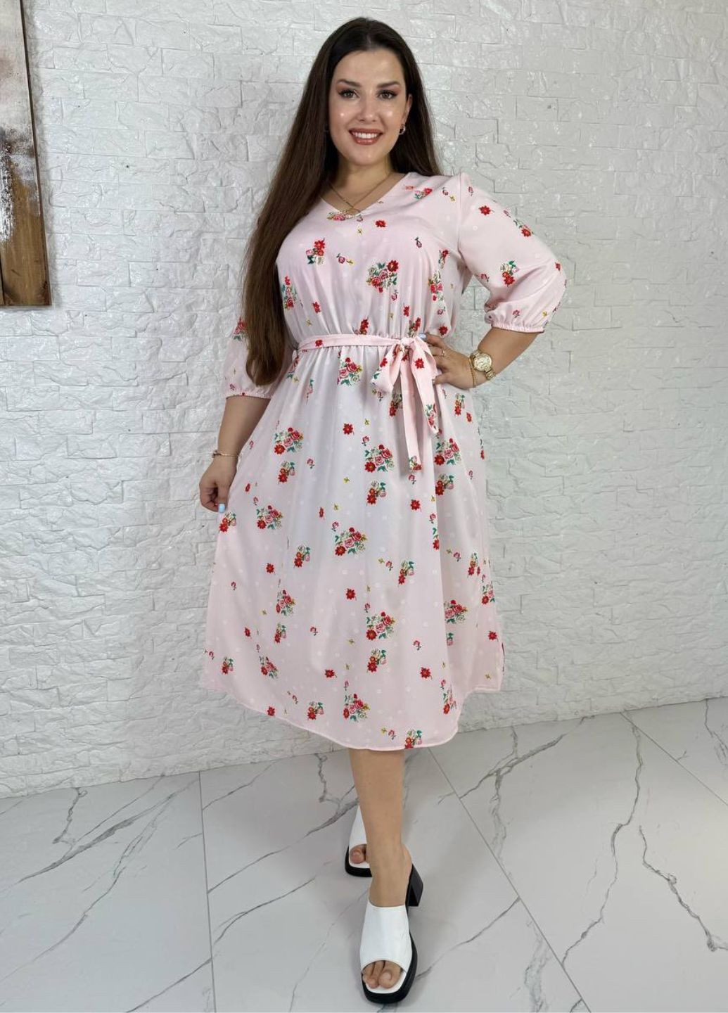 Пудрова повсякденний вишукана легка літня міді сукня з квітковим візерунком, поясом та рукавами ліхтарик три чверті Україна з квітковим принтом
