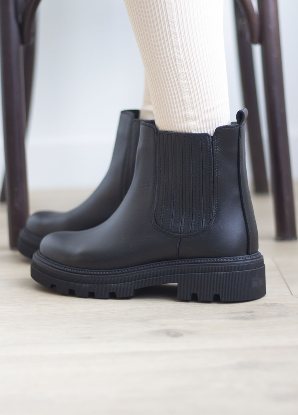 Черные осенние женские осенние ботиночки на резинке из натуральной кожи челси No Brand