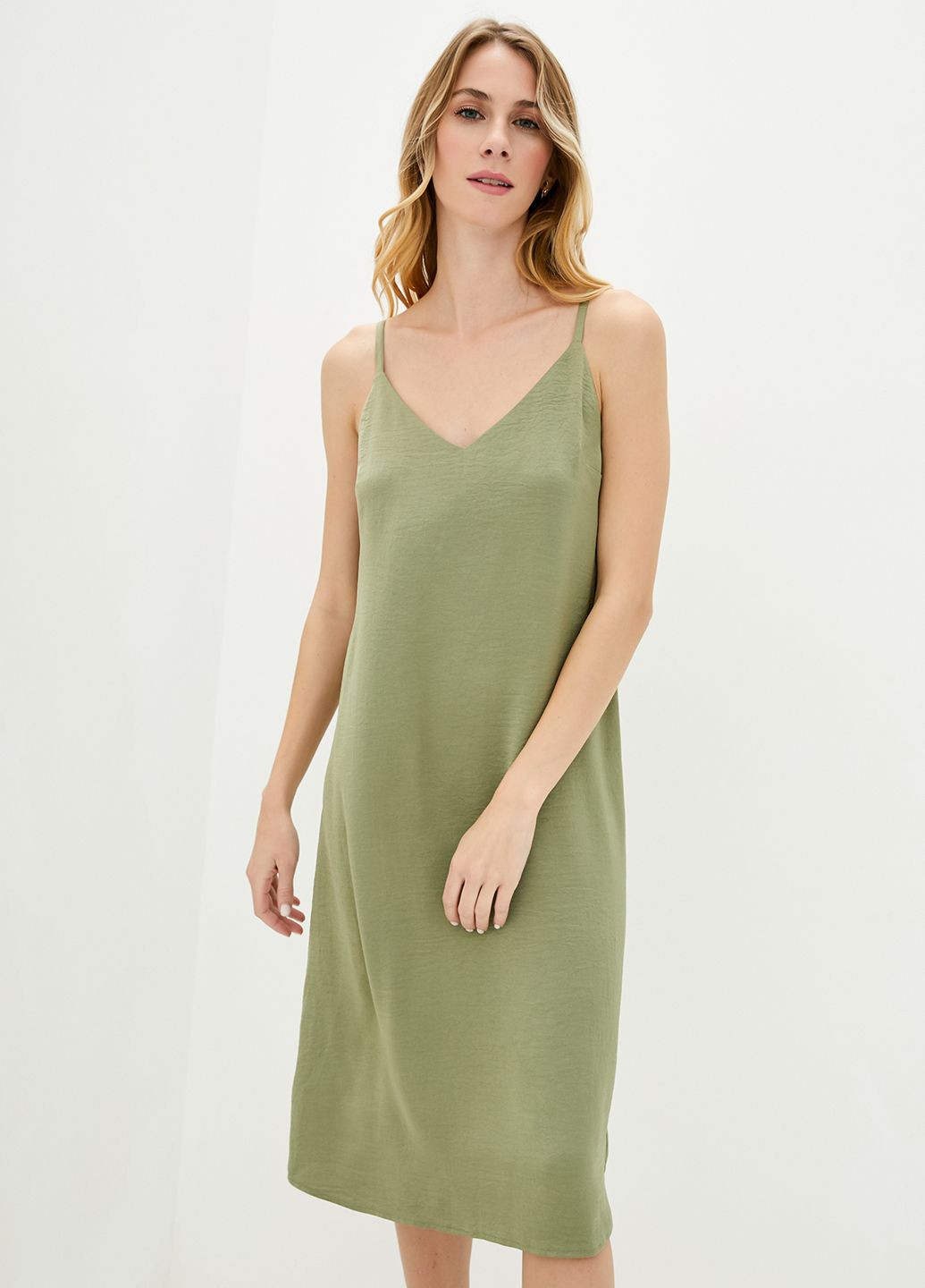 Зеленое кэжуал платье-комбинация оливкового цвета. ORA однотонное