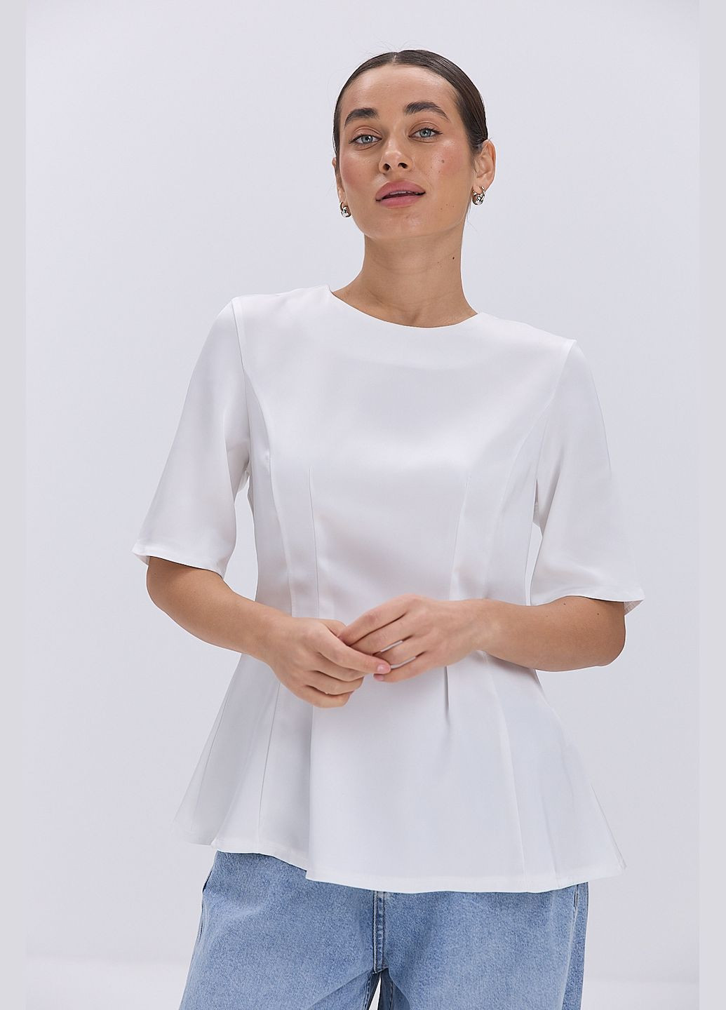 Молочная атласная блуза с короткими рукавами и молочной баской Arjen