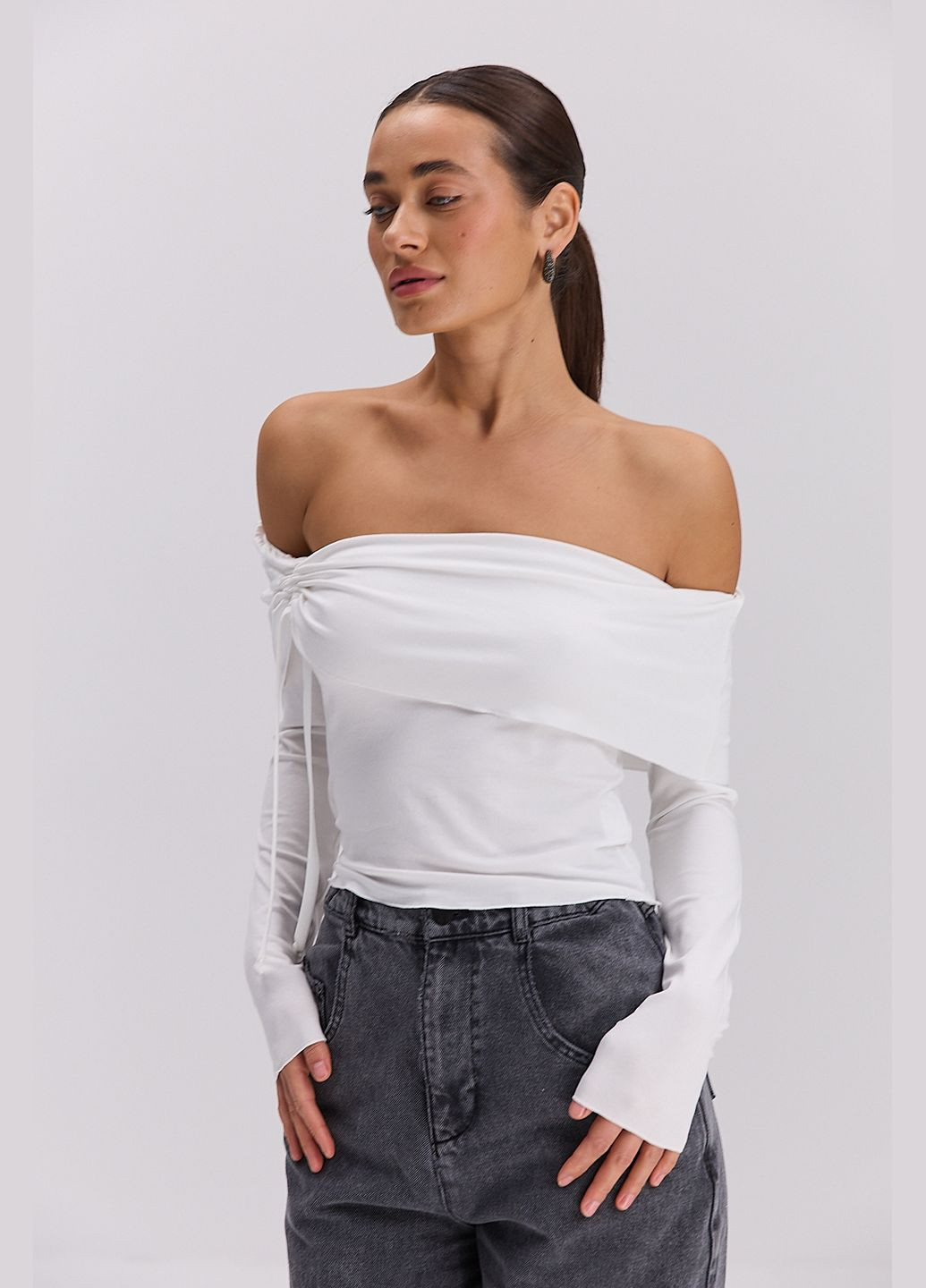 Женский лонгслив цвета мокко с открытыми плечами и воланом вверху Arjen (324392537)