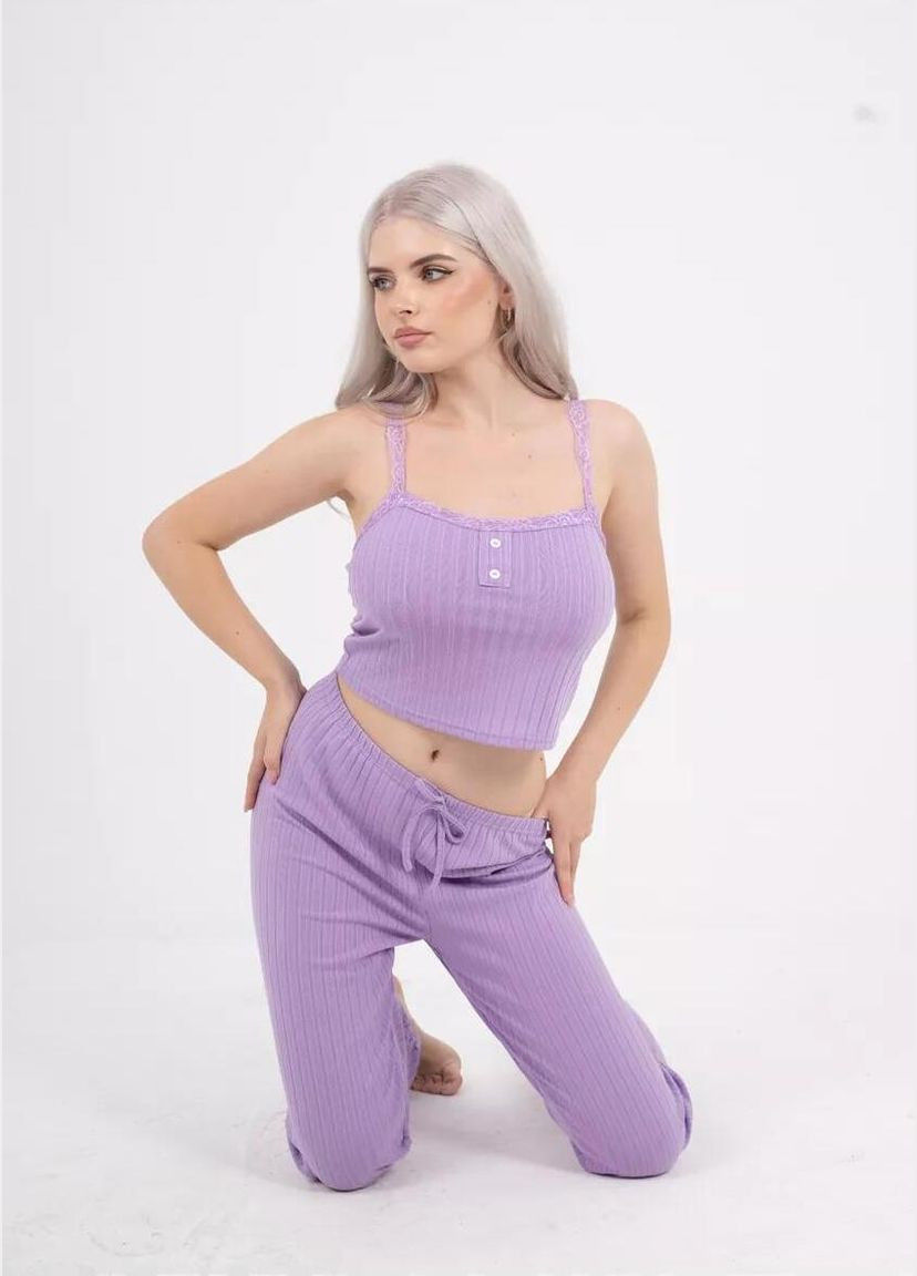 Фиолетовая всесезон женская пижама двойка с топом на тонких бретелях + брюки свободного кроя пижамный комплект в рубчик с кружевной отделкой майка + брюки Cindylove