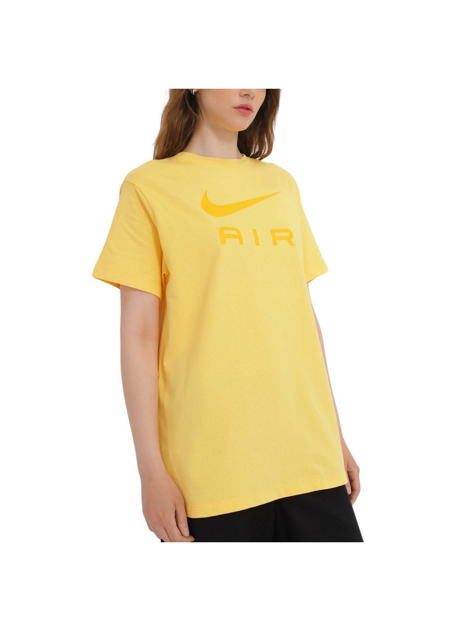 Желтая летняя футболка Nike