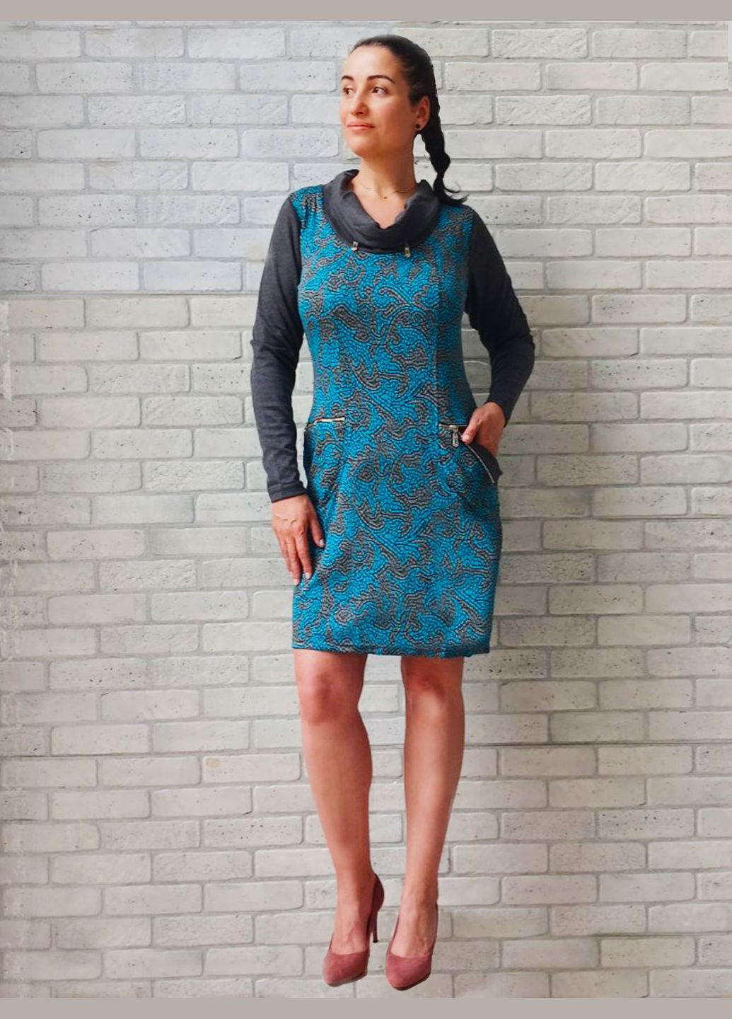 Зеленое женское теплое платье - футляр с воротником хомут, длинными рукавами и карманами, кашемировое с принтом No Brand с абстрактным узором