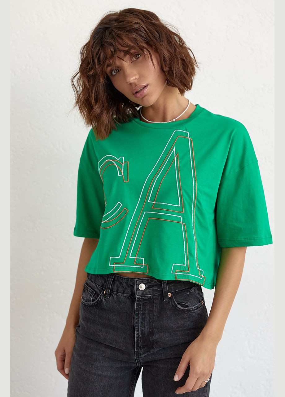 Зеленая летняя укороченная женская футболка с вышитыми буквами 2361 с коротким рукавом Lurex