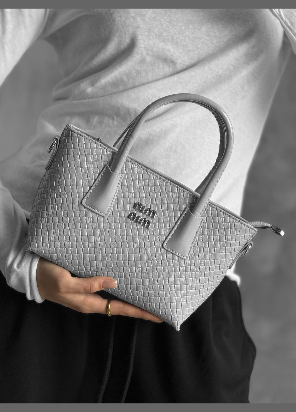 Стильная женская сумка прямоугольная Miu Miu серая Freedom (336155102)