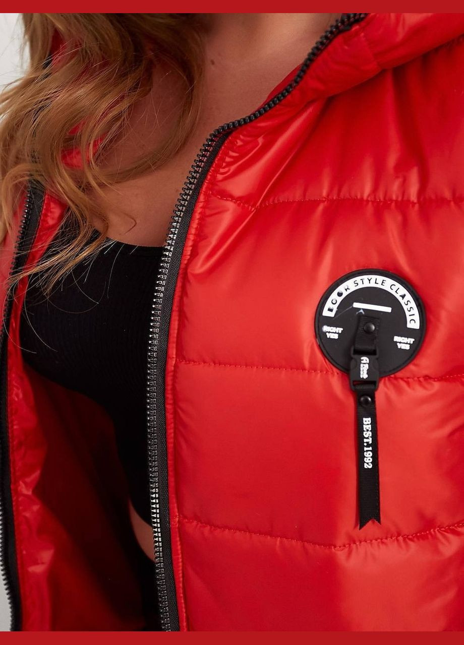 Жіноча демісезонна жилетка батал червона з капюшоном на змійці середньої довжини безрукавка Viki Жилет (316087815)