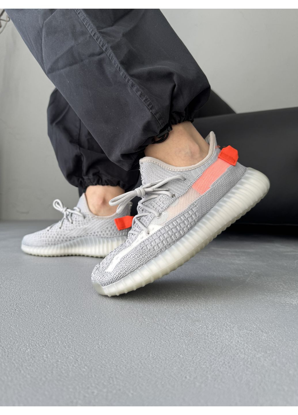 Сірі Осінні кросівки чоловічі і жіночі adidas Yeezy 350 Tail Light | Адідас Ізі 369