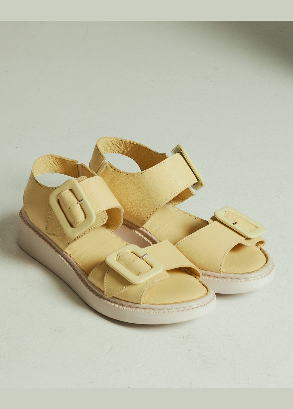 Желтые босоножки с двумя пряжками кожа ALTURA с ремешком