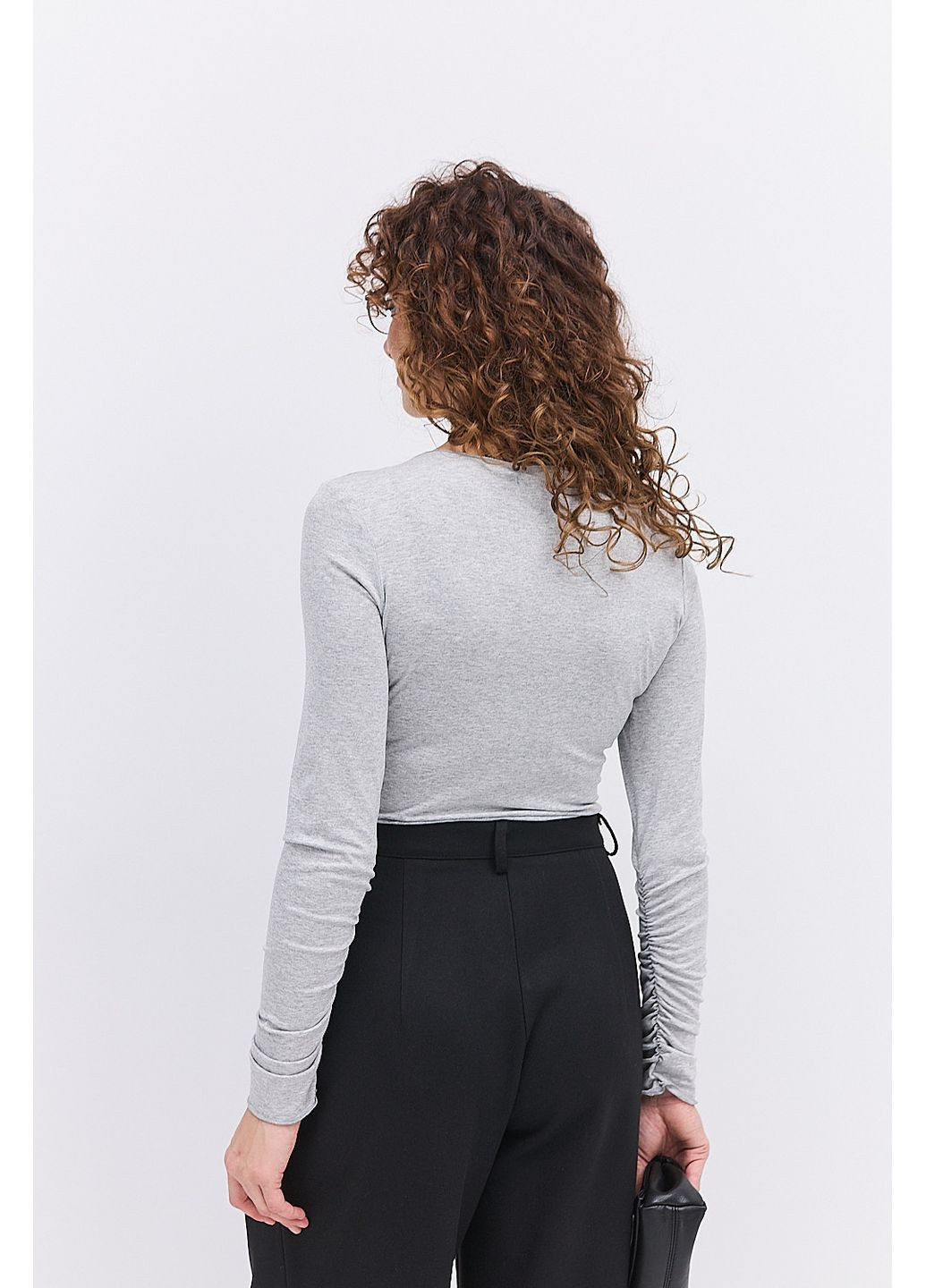 Жіночий лонгслів сірий з драпіруванням на рукавах внизу Arjen (364967474)