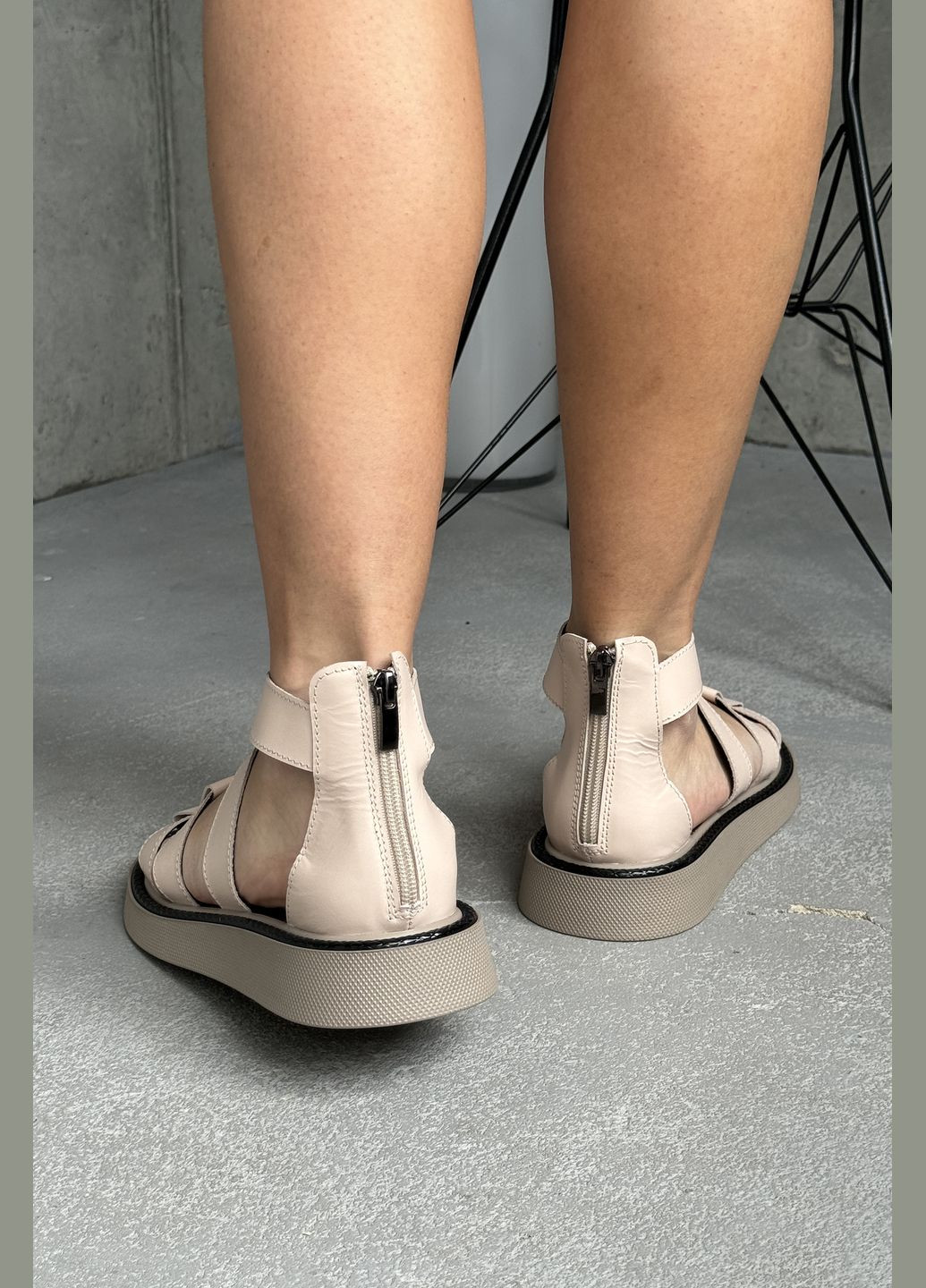 Бежевые комфортные и стильные женские сандалии босоножки с закрытой пяткой InFashion на молнии