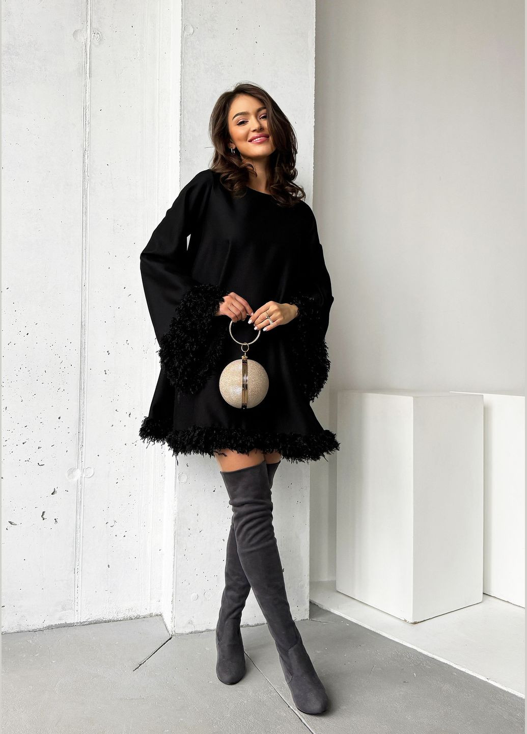 Черное праздничный, коктейльное, повседневный, кэжуал, вечернее изысканное женское платье оверсайз декорировано мехом колокол INNOE однотонное