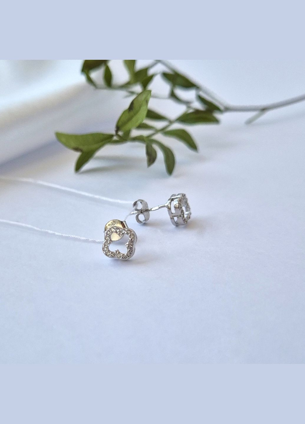 Срібні сережки гвоздики на фіксаторах Квітка з Білими каменями срібло 925 проби Родоване 1.10г 1057 No Brand (306741635)