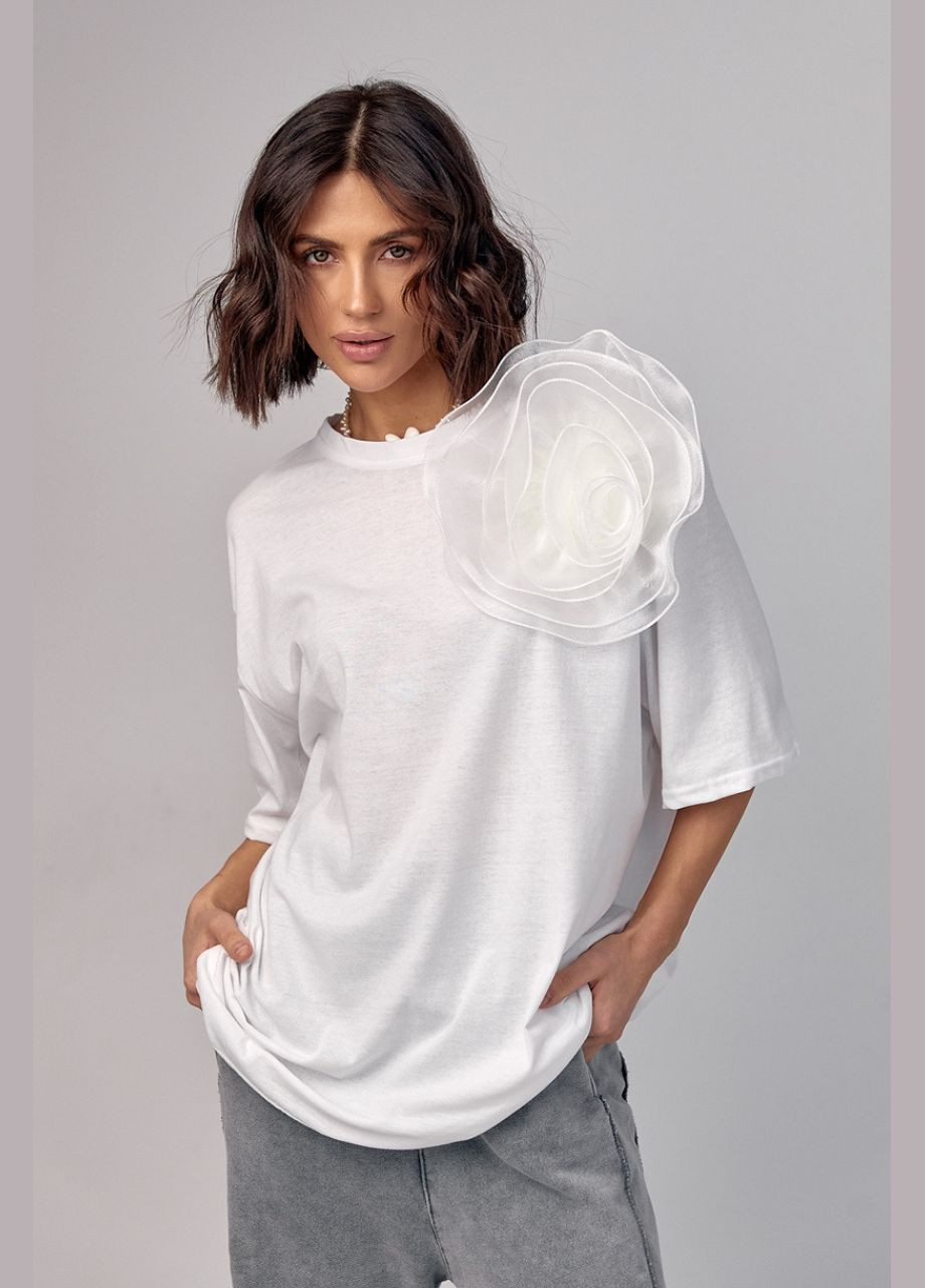Біла літня подовжена футболка oversize з об'ємною квіткою Lurex