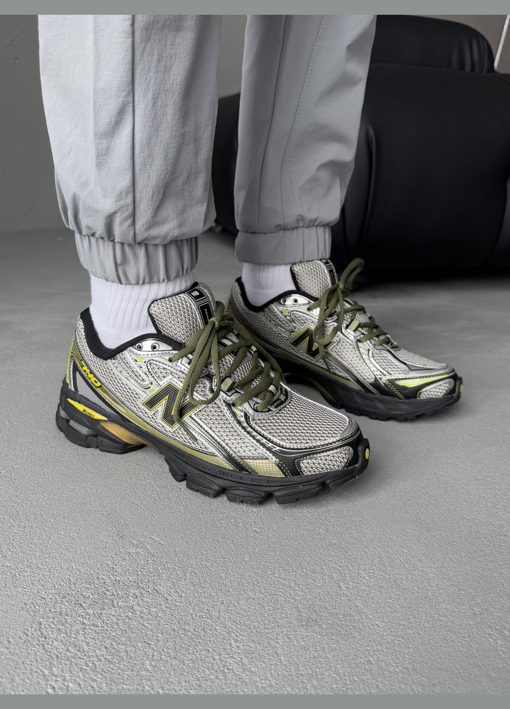 Серебряные демисезонные кроссовки мужские new balance 740 silver yellow black | нью беланс 740 серебряные No Brand