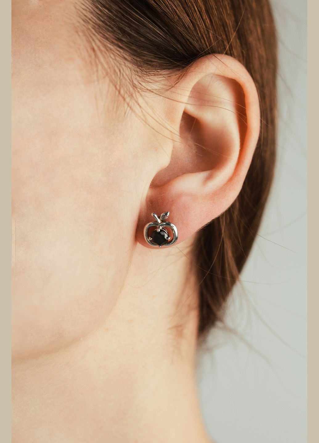 Серьги серебряные пусеты-гвоздики с цирконием Яблочко с камнем 2452/9рч No Brand (358501287)