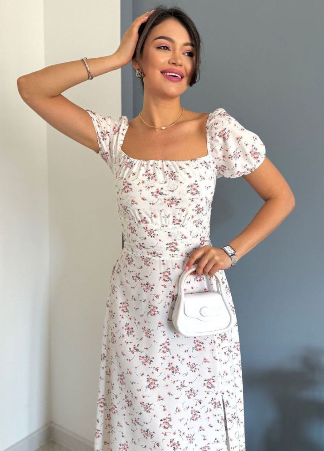 Белое повседневный платье макси с разрезом и цветочным принтом. с открытыми плечами Tik-Tak с цветочным принтом